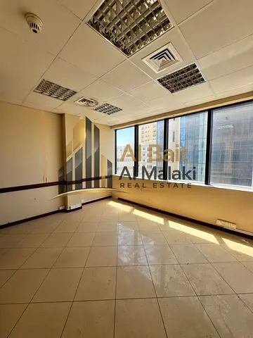 وقع استراتيجي على كورنيش البحيرة، قريب من جميع الخدمات والمواصلات سهولة الوصول إلى دبي ووسط الشارقه
