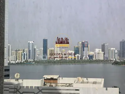 شقة غرفتين وصالة في المجاز 3، تكييف مجاني، مطبخ مجدد، خزائن حائط، 2 حمام، إطلالة بحرية، شهر مجاني، 54 ألف سنوياً.