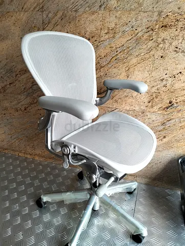Im selling Herman Miller Areon Remastered size B good condition same look new available