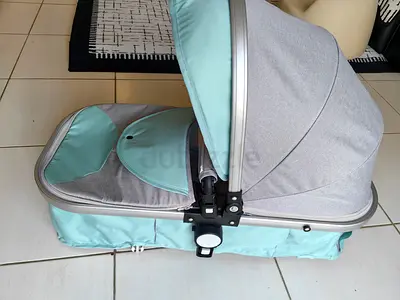 High-Quality Infant basket carrier /stroller Carrycot in Excellent Condition