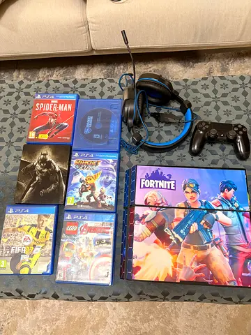 PlayStation 4 bundle — PS4 console with  original controller, headset and 6 PS4 games