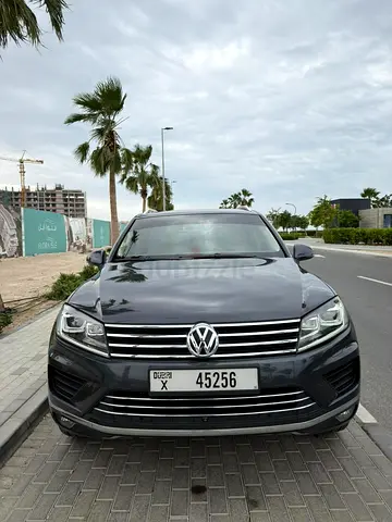 VW Touareg GCC in Low Milage and Full Service by the Dealer,