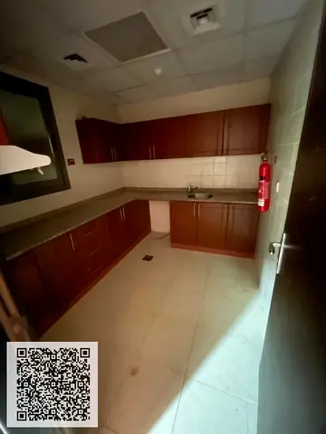 شقة 2 غرف نوم وحمام بمساحة واسعة بموقع مميز مع موقف سيارات للبيع في برج بحيرة الفردوس B9