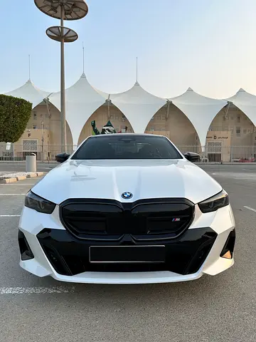 BMW i5 M60 - 2024- 600 HP - 6 years 999,000 kms free service