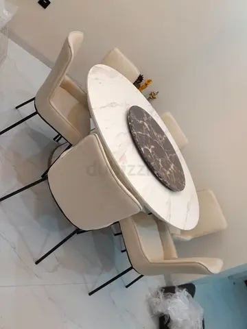 Dining table for 6 - chairs included - pristine condition