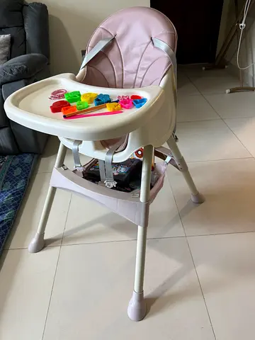 كرسي مرتفع للأطفال