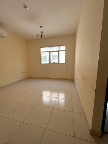 أجمل شقه عائليه غرفه وصاله في  الشارقه المصلى  مساحه واسعه موقع مميز بالقرب من جميع الخدمات والمرافق