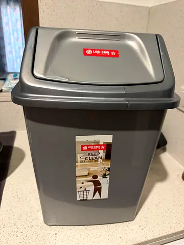Trash bin