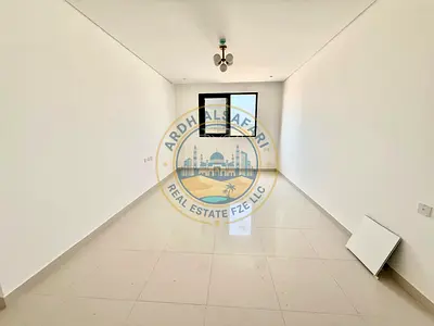 شقة جديدة تمامًا بغرفة نوم واحدة وحمامين، مع شهر مجاني، وشرفة، بسعر 45 ألف فقط في موقع مثالي.