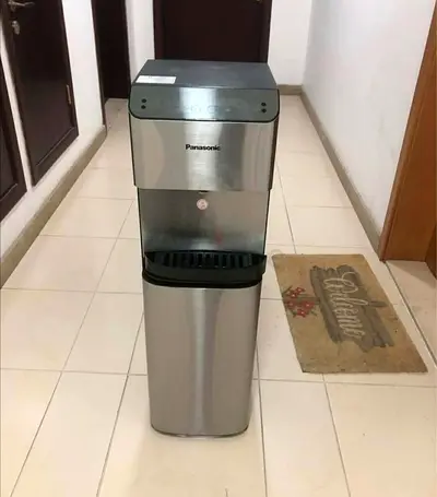 Bottom load water dispenser