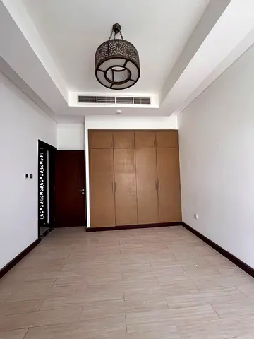 فيلا في منطقه الرفاعه بمساحه واسعه تتكون من 4 غرف نوم  مجلس واسع  مطبخين  مجلس خارجي كبير  موقف سيارات خاص ومميز