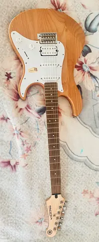 YAMAHA GUITAR (MADE IN INDONESIA)