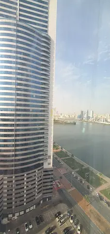 للإيجار شقة 3 غرف نوم ماستر وصالة إطلالة رائعة على بحيرة خالد والبحر في المجاز 3