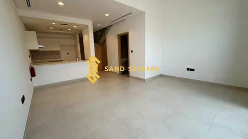 Ready To move ! Perfectly Priced ! High-End Area