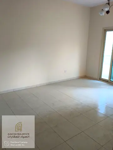 شقه غرفتين وصاله بالتعاون مع بالكونه اطلاله ع الشارع وموقف مخصص امن وحراسه ع مدار الساعه وقريبه ع جميع وجهات الشارقه