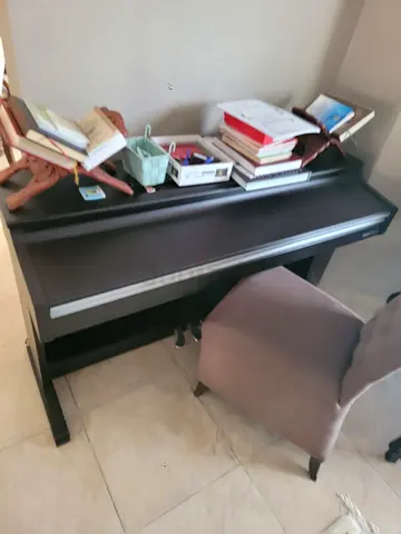 Digital piano/keyboard with bench and music rack — used, working
