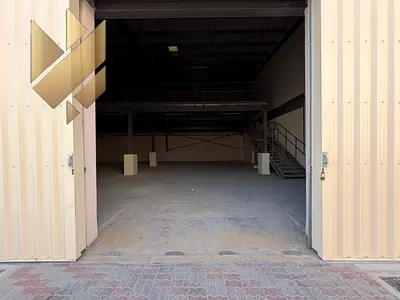 مستودع جديد بمواصفات ممتازة بالصناعية 18