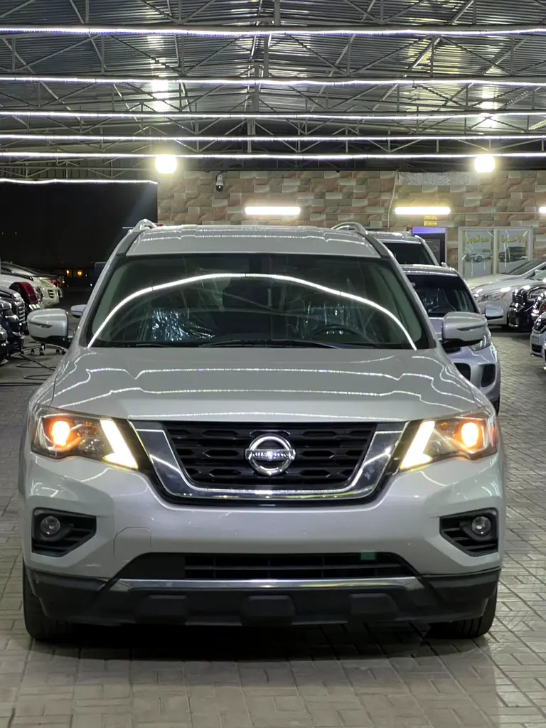 Nissan Pathfinder 2017 — photo 1 of 14
