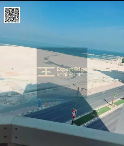 شقة واسعة بغرفتي نوم مفروشة بإطلالة بحرية رائعة للإيجار الشهري في موقع مميز على كورنيش عجمان.