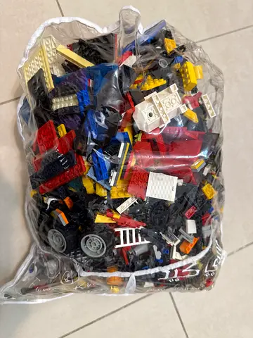 Original lego 3000( 3kg) piece from many different sets, has many characters, custom moving  cars.