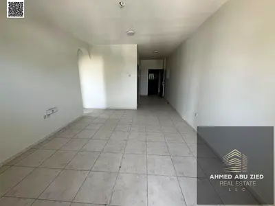 اشيك وافخم شقة تتكون من غرفتين نوم _صالة واسعة _مطبخ مجهز _2 حمام _2 بلكونة _قريب من موقع الخدمات _صيانة كاملة علي المالك طول فترة الايجار _السعر