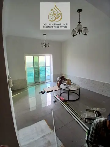 شقة متاحة للإيجار السنوي في الجرف 2، بموقع مميز قريب من مركز دلتا عجمان، والمحكمة والجامعة، مما يوفر سهولة الوصول إلى جميع الخدمات والمرافق الحيوية.