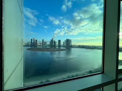 اطلالة بحرية كاملة - ثلاث غرف وصالة بمساحة واسعة - تكيف مجانا - باركين مجانا - جيم مسبح مجانا - غرفة خادمة ماستر - خزائن بالحائط - اطلالة بانورامية