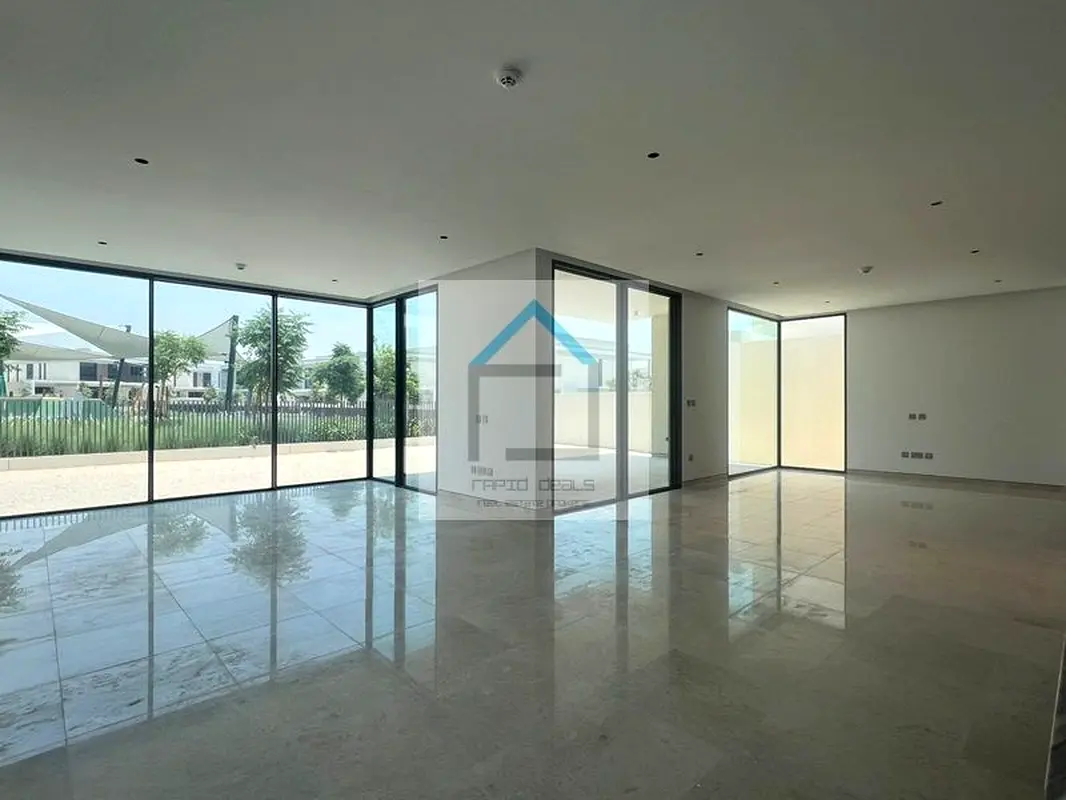 5BR+M Large Villa with Drivers Room - Facing Park