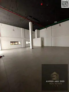 Annual rent: large 2200 sq ft shop, suits all businesses, private bathroom, ceramic flooring, prime