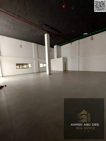 Annual rent: large 2200 sq ft shop, suits all businesses, private bathroom, ceramic flooring, prime strategic location.