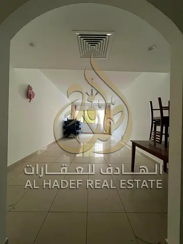 شقة 3 غرف نوم وصالة مع غرفة خادمة
