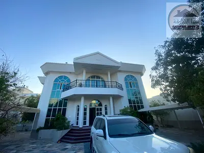 للبيع فيلا  في امارة الشارقه منطقة الشرقان في الحيرة قريب البحر والكورنيش وقريب جميع الخدمات