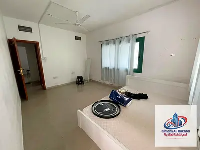 شقة غرفة وصالة مع بلكونة للإيجار في القاسمية المحطة الشارقة تكييف وغاز مركزي موقع مميز مناسب للسكن مع الدفع على 4 دفعات