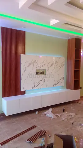 Modern wall-mounted TV unit with marble-effect panel and shelving