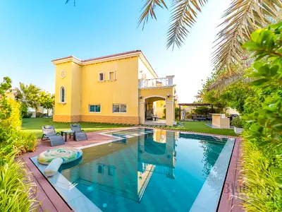 Furnished | Upgraded |Large Pool with Jacuzzi