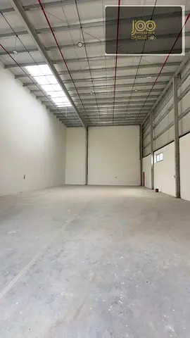 مستودعات للإيجار في أم الثعوب، مساحة 3500 قدم، ارتفاع 9 متر، كهرباء 35 كيلو واط، على شارع عام. السعر 157,500 درهم