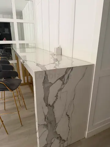 Pocelain counter top in good condition with 4 stools