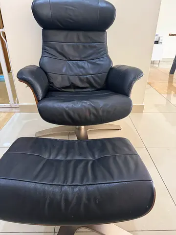ORIGINAL EAMES Black leather swivel recliner with matching ottoman