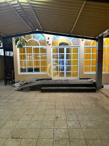 للبيع فيلا بالنخيلات ارضي و اول المساحة 5000قدم مربع  الدور الأول يتكون من صاله و مجلس وحمام +غرقة و حمام +مطبخ و غرفة خدم +مجلس خارجي و كراجات