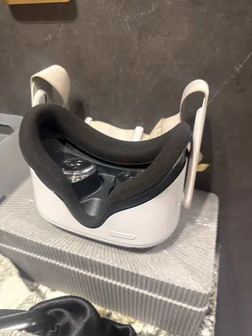 White Standalone VR Headset – Good Condition (meta quest 2)