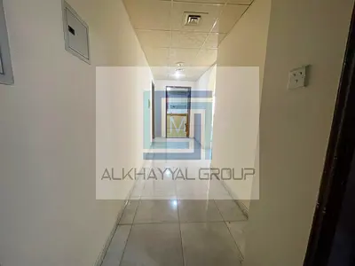 شقة غرفة وصالة مع بلكونة | تصميم عائلي واسع | موقع حيوي في الند الشارقة
