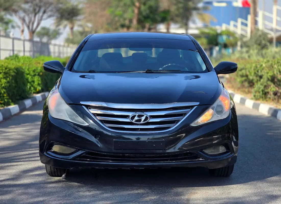 Hyundai Sonata 2011 — photo 1 of 10
