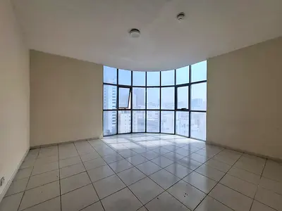 شقة فخمة مكونة من غرفتي نوم وحمامين: تم تجديدها بالكامل: تكييف مركزي: موقع مميز: مناسب للعائلة: جاهزة للسكن