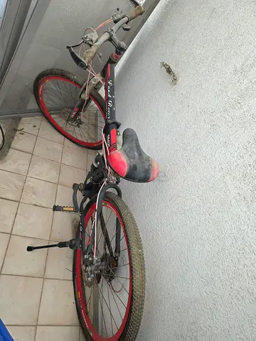 Used red/black mountain bike - 26 wheels, tyre needs to fill air.