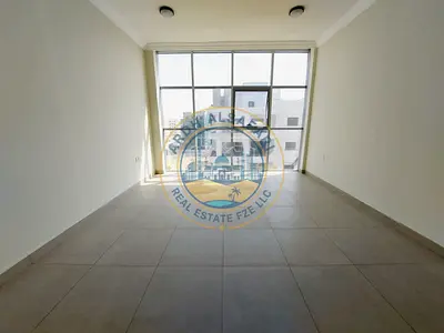 شقة واسعة وفاخرة للغاية مكونة من غرفة نوم واحدة وحمامين وشرفة، تقع في موقع متميز وسط بيئة جميلة