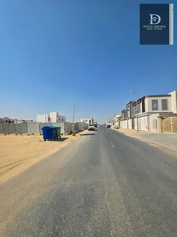 ارض في الحوشي  مميازة مساحة 10 الف قدم  قريبة من المسجد والحديقة