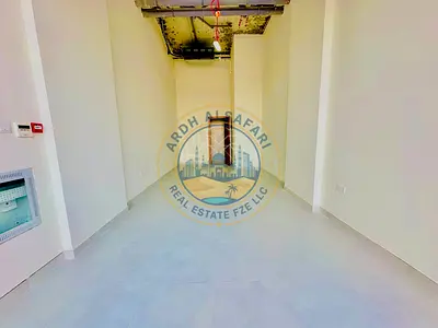 Prime location brand new shop available with bath