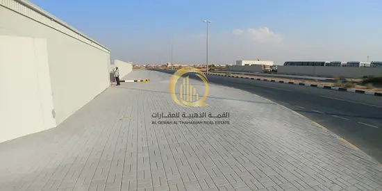 مستودعات للبيع الصجعه الصناعيه  بلوك 2 زاويه علي شارعين 36 .  مدينه الامارت الصناعيه.  مساحه الارض 32,880 قدم .  مساحه البناء 23,295 قدم