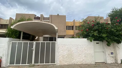 فيلا 4 غرف وصالة بشرقان تكييف مركزي حوش وباركن صيانة على المالك مع تسهيلات دفع مناسبة 85000 الف درهم.