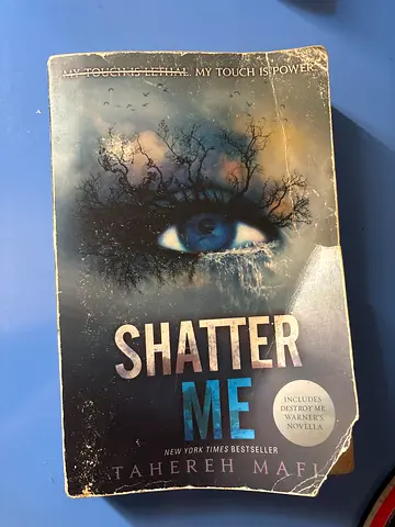 Shatter Me by Tahereh Mafi – Paperback book